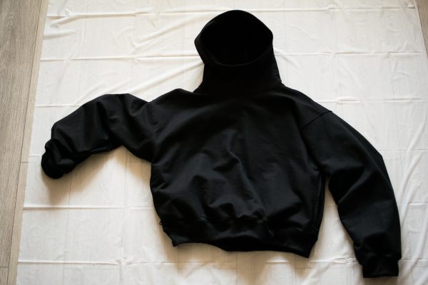 Polerón Boxy Fit Cuello Alto con Cierres Laterales – Blackmoon